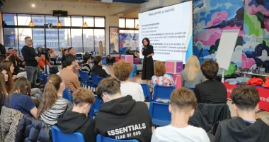 Stire din Cultură-Educație : Părinții de la „Traian”, în prima linie împotriva dependențelor la adolescenți
