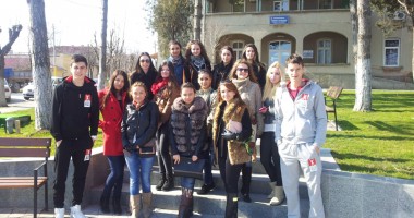 Stire din Cultură-Educație : Liceenii de la "Călinescu" cercetează lacul Techirghiol