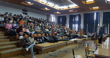 Stire din Cultură-Educație : Caravana SNSPA  la Liceul "Callatis" Mangalia. Lecții  de business și PR  pentru viitori  practicieni de succes