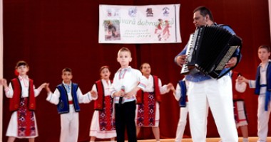 Stire din Cultură-Educație : Trofeul Festivalului folcloric de la Hârșova a ajuns la Ovidiu