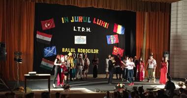 Stire din Cultură-Educație : Un altfel de bal al bobocilor  la Medgidia: "În jurul lumii"