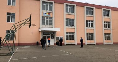 Stire din Eveniment : Ipoteză șocantă a polițiștilor: Băiatul de la 12 ani, de la Liceul "George Călinescu", s-ar fi aruncat de la etaj!