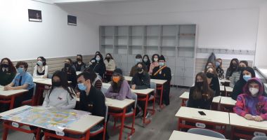 Stire din Cultură-Educație : Începând cu 1 martie 2022, Polonia va introduce vaccinarea obligatorie pentru profesori