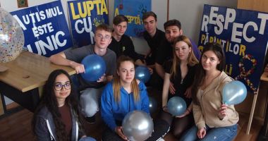 Flashmob la Liceul „George Călinescu” pentru conștientizarea nevoii de integrare a persoanelor cu autism - 3