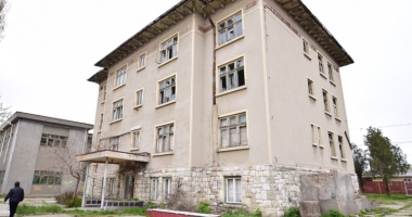 Devastată și lăsată pradă dezastrului! Invazia romilor, în loc de educație - 4