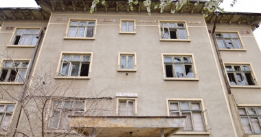 Devastată și lăsată pradă dezastrului! Invazia romilor, în loc de educație - 5