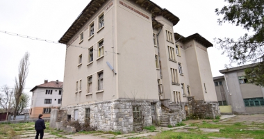 Devastată și lăsată pradă dezastrului! Invazia romilor, în loc de educație - 3
