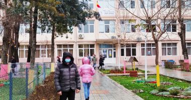 Prof. Elena Manea: „Noi tot încercăm să le arătăm că fără școală nu se poate, dar societatea ne contrazice” - 3