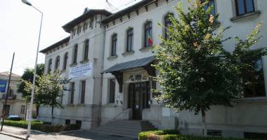 Stire din Cultură-Educație : Peste 13.000 de euro ajung la Colegiul "Mihai Eminescu"