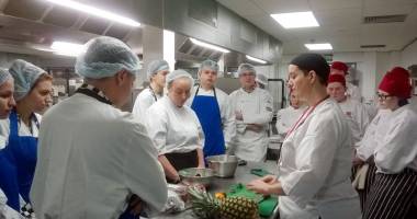 Stire din Cultură-Educație : Cum au ajuns  în bucătăria unui colegiu din Anglia  elevi din Medgidia