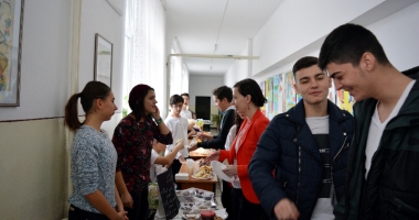 Stire din Cultură-Educație : Liceenii de la "Ovidius" pregătesc cadouri