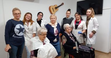 Stire din Cultură-Educație : GALERIE FOTO. Prin gestul lor, elevi ai Liceului „I.N. Roman” le-au readus zâmbetul persoanelor vârstnice