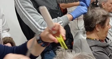 GALERIE FOTO. Prin gestul lor, elevi ai Liceului „I.N. Roman” le-au readus zâmbetul persoanelor vârstnice - 6