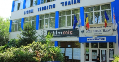 Stire din Cultură-Educație : Liceul Teoretic "Traian" promovează  performanța în educație