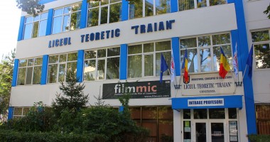 Stire din Cultură-Educație : Liceul Teoretic "Traian" inaugurează Laboratorul  multimedia