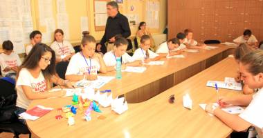 Liceul "Traian" a făcut fericiți elevii din Grădina - 2