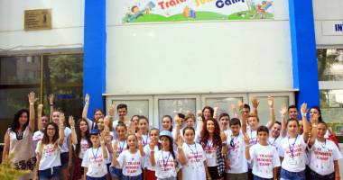 Stire din Cultură-Educație : Liceul "Traian" a făcut fericiți elevii din Grădina