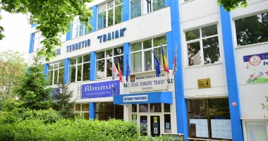 Stire din Cultură-Educație : Liceul "Traian", la ceas aniversar: "Nu se ajungea aici dacă nu exista o muncă asiduă din partea tuturor"