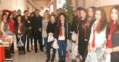 Stire din Cultură-Educație : Voluntarii Liceului "Traian"  au oferit o "Șansă la vise"