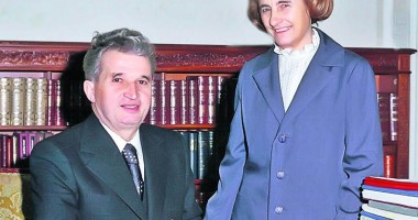 Stire din Cultură-Educație : Licitație  în Mamaia  cu obiecte de lux ale soților Ceaușescu