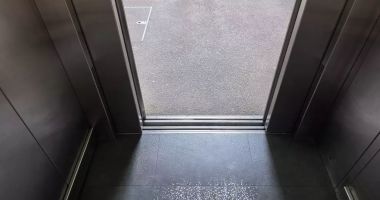 Stire din Eveniment : Trei adulți și un copil, blocați în liftul care a căzut de la etajul 2 la subsol