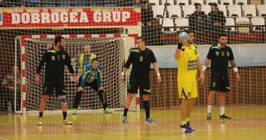 Stire din Sport : Bătălie după bătălie. HCM - Dinamo se joacă mâine, la Constanța