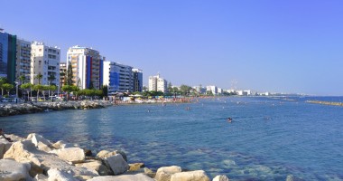 Stire din Social : Hotelierii din Cipru și Grecia vor să angajeze 2.000 de români. Vezi salarii