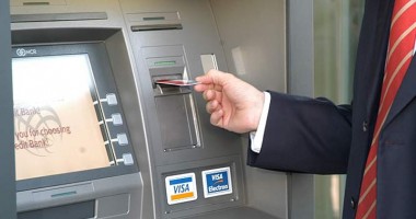 Stire din Economie : Limite pentru tranzacțiile în numerar și plafoane pentru comisioanele bancare