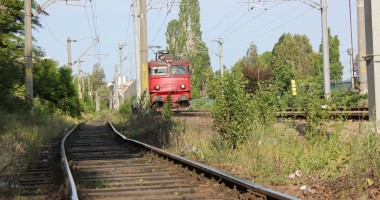 Stire din Eveniment : Un tren a rămas blocat pe șine după ce a lovit o basculantă