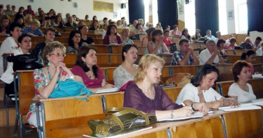 Stire din Cultură-Educație : Linie fierbinte cu ISJ pentru reclamarea mituirii profesorilor