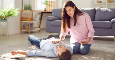Stire din Sănătate : Nu intrați în panică! Știți ce aveți de făcut când cineva leșină lângă voi?
