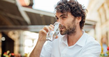Stire din Sănătate : Nu beţi suficientă apă? Lipsa hidratării poate duce la dureri de cap