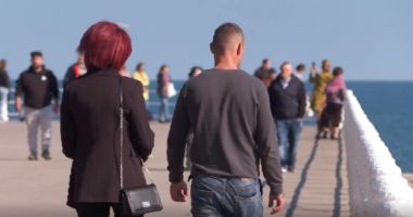 Stire din Social : Litoralul, luat cu asalt de turiști la final de octombrie
