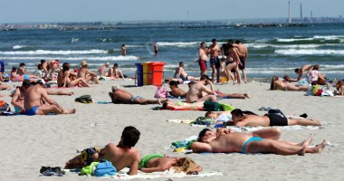 Stire din Economie : 50.000 de români au cumpărat deja pachete de vacanță pentru litoral!