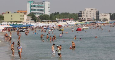 Stire din Economie : Prețurile de pe litoral intră la apă! Iată cât te costă luna viitoare o săptămână la mare