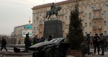Stire din Actualitate : VIDEO CUTREMURĂTOR/ Pierde controlul volanului și lovește mai mulți pietoni