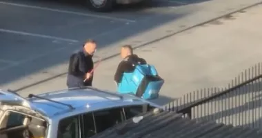 Stire din Eveniment : Scene violente în stradă. Livrator de mâncare, bătut cu ranga și lovit cu mașina