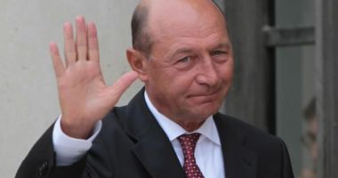 Stire din Politică-Administrație : Băsescu: Dacă nu cade prin moțiune Guvernul, bine ar fi să-l dați jos!