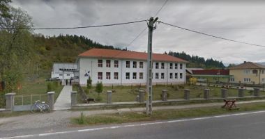 Stire din Eveniment : Un elev cu șase cuțite la el s-a încuiat în toaleta unui liceu. Amenință cu incendierea incintei