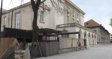 Stire din Social : O fostă atracție mondenă de lângă Teatrul „Oleg Danovski“ mai atrage doar... oamenii străzii