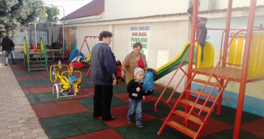 Stire din Cultură-Educație : Loc de joacă inaugurat pentru copiii cu autism