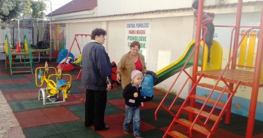 Stire din Cultură-Educație : Loc de joacă inaugurat pentru copiii cu autism