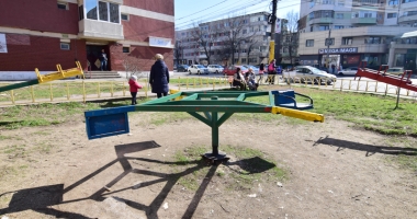 Stire din Social : Când scăpăm de mizeriile și ruginiturile din locurile de joacă pentru copii