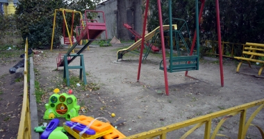 Mizeria de la Energia. Gunoaiele și oamenii străzii au invadat locul de joacă - 2