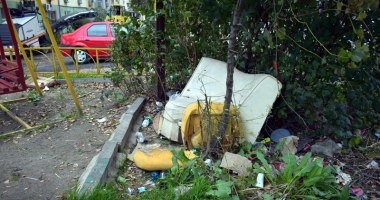 Mizeria de la Energia. Gunoaiele și oamenii străzii au invadat locul de joacă - 5