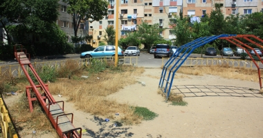 Stire din Social : Locurile de joacă din Constanța, periculoase și mizerabile. Când vom deveni un oraș civilizat?