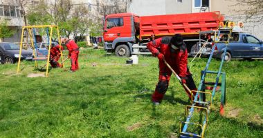 Stire din Social : Lucrările de amenajare a locului de joacă de pe aleea Timonei continuă