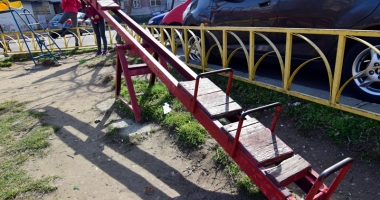Când scăpăm de mizeriile și ruginiturile din locurile de joacă pentru copii - 9