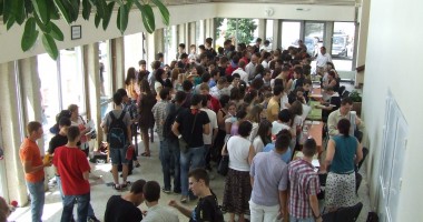 Stire din Social : Peste 70% dintre absolvenții de facultate își caută loc de muncă în orice domeniu, indiferent de pregătirea teoretică