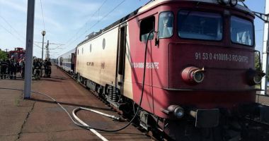 Stire din Eveniment : Locomotiva unui tren cu peste 100 de călători a luat foc în gară. Pasagerii s-au autoevacuat